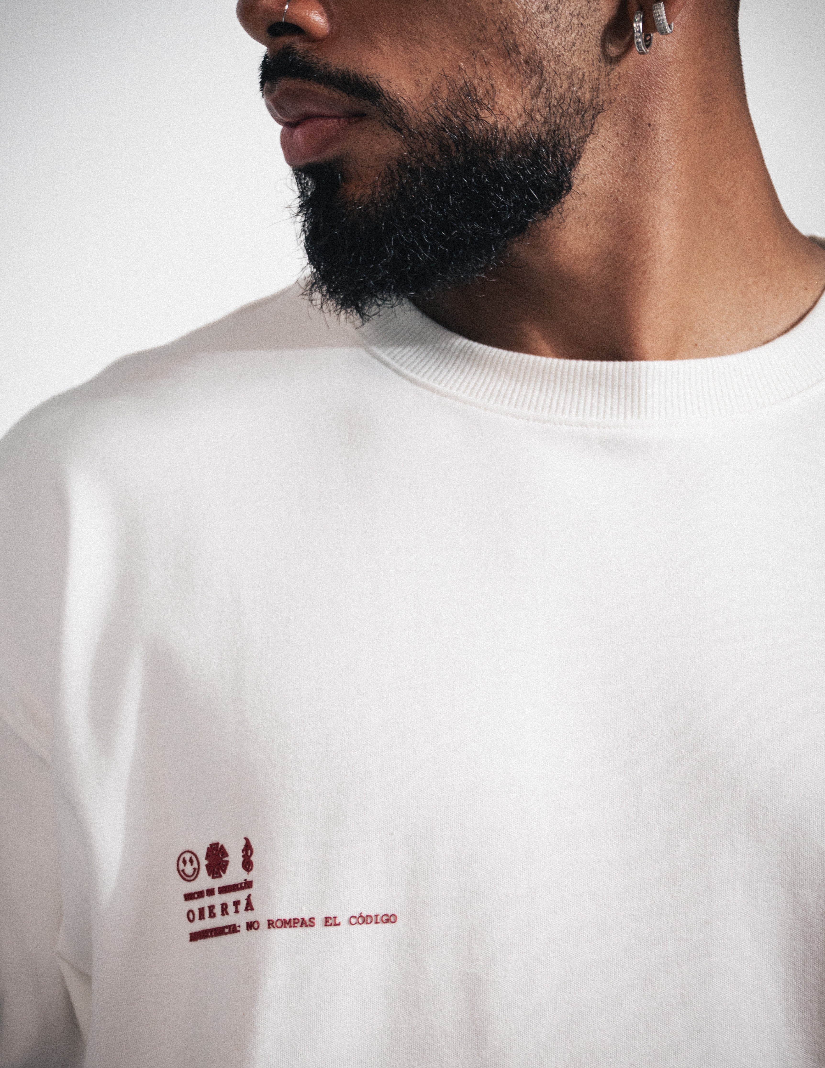 CAMISETA OMERTA PIN MARFIL